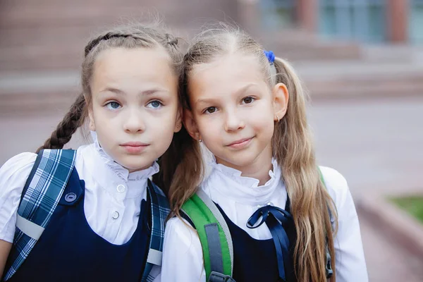 Två tonårsskolflickor i uniform. — Stockfoto