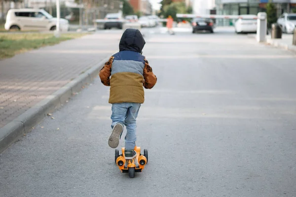 Petit garçon sur scooter — Photo