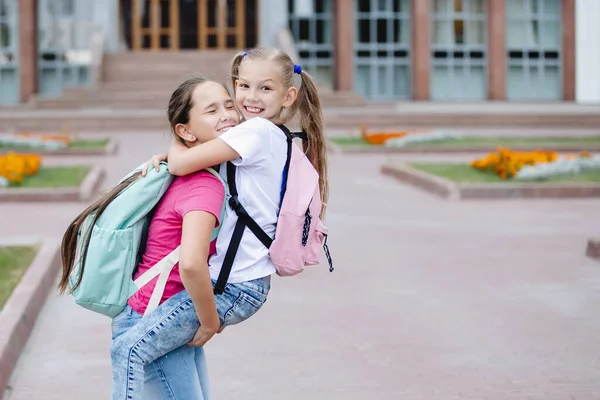 Dos amigas adolescentes se divierten y se complacen . — Foto de Stock