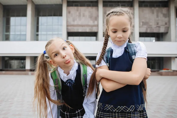 Dos Colegialas Adolescentes Uniforme Con Coletas Coletas Posan Hacen Muecas — Foto de Stock