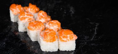 Karides sosundan Japon suşisi, siyah mermer arka planda pirinç..