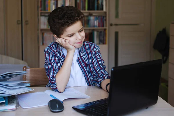Tiener Jongen Aan Een Tafel Met Een Laptop Kijkt Monitor — Stockfoto