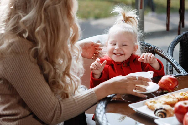 Mulher Mãe Com Filha Uma Mesa Café Feliz Casal Tradicional — Fotografia de Stock