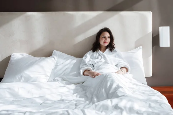 Jovem Mulher Cama Acorda Manhã Sorrindo Esticando Desfrutando Própria Vida — Fotografia de Stock