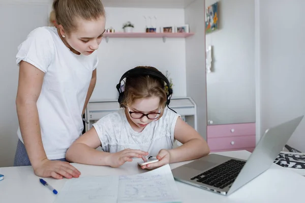 Adolescente Regardant Smartphone Une Table Avec Ordinateur Portable Sœur Aînée — Photo