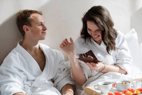 两个情人 一个男人 一个女人 床上有一盘食物 在酒店房间里快乐的一对 — 图库照片