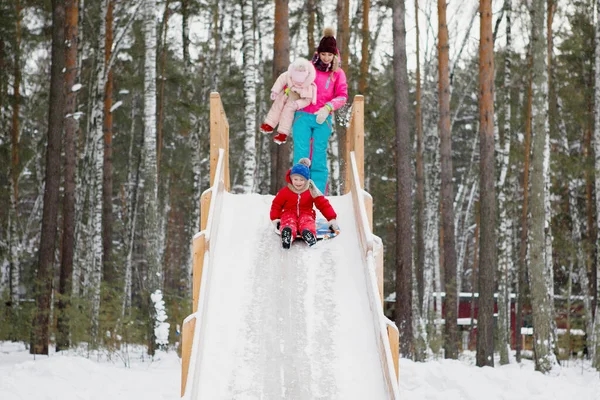 Une Femme Avec Son Fils Fille Descend Une Colline Bois — Photo