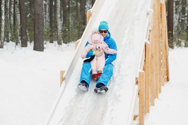 Homme Fille Glissent Sur Une Colline Bois Glacé Par Une — Photo