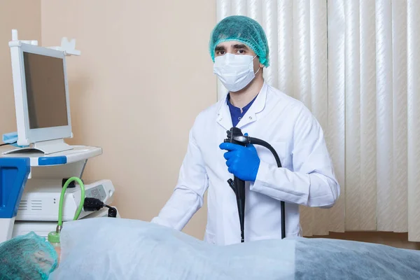 消化器内視鏡医師は キャビティ研究のための装置で操作を行います 線維性胃腸十二指腸鏡検査 胃の研究 — ストック写真