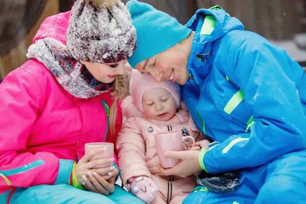 Famiglia Felice Tre Persone Con Una Tazza Caldo Inverno All — Foto Stock