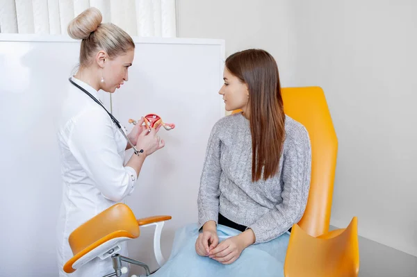 Médecin Gynécologue Parlant Une Patiente Sur Une Chaise Orange Dans — Photo