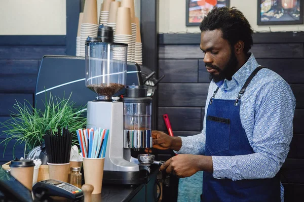 Gör Ett Väldoftande Kaffe Kaffemaskin Skäggig Afrikansk Amerikan Ett Blått — Stockfoto