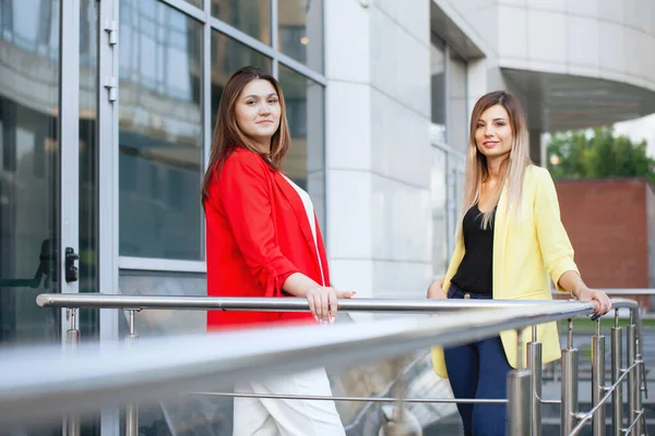 Två Affärskvinnor Har Ett Möte Nära Kontorsbyggnaden Affärspartnerskap Förhandlingar Lönsamma — Stockfoto