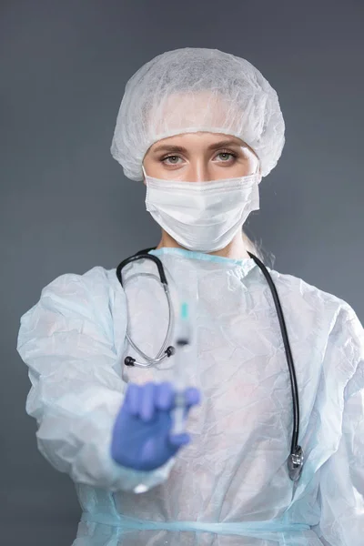 Koronavirüs Salgını Kadın Doktor Şırıngalı Hemşire Koruyucu Maske Steteskop Silikon — Stok fotoğraf