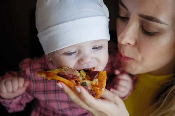 Söt Kvinna Med Ett Barn Famnen Ett Café Mamma Matar — Stockfoto