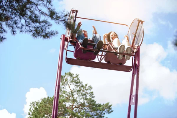 Tonårstjej Och Man Extrem Attraktion Sväng Park Emotionell Explosion Fallrädsla — Stockfoto