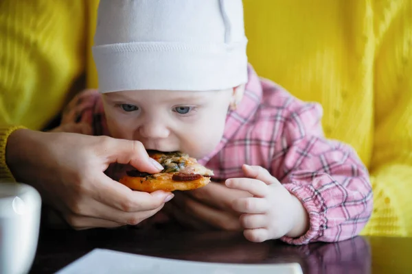 Söt Kvinna Gult Med Ett Barn Famnen Ett Café Ett — Stockfoto