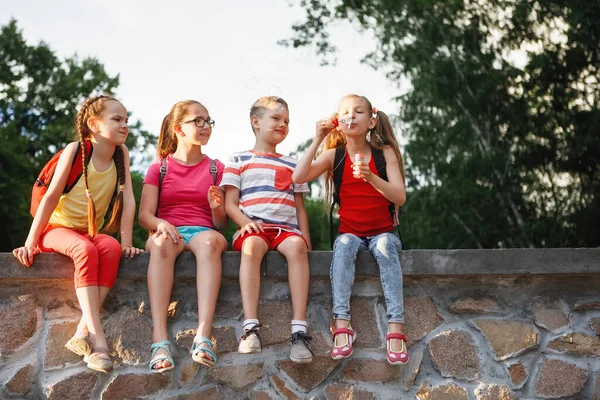 Fraai Geklede Tieners Zitten Het Stadspark Bubbels Blazen Gelukkige Kindertijd — Stockfoto