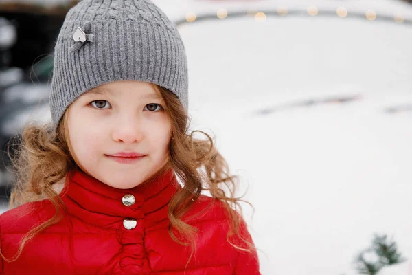 Έφηβο Κορίτσι Γκρι Καπέλο Και Κόκκινο Μπουφάν Χειμερινή Ύπαιθρο — Φωτογραφία Αρχείου
