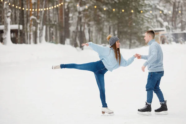 Paar Meisje Een Jongen Leren Schaatsen Winter — Stockfoto