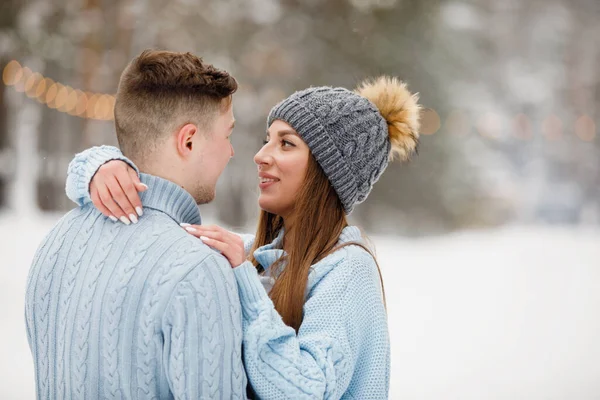Couple Adorant Embrasser Dans Parc Hiver Extérieur Vêtements Chauds Chapeaux — Photo