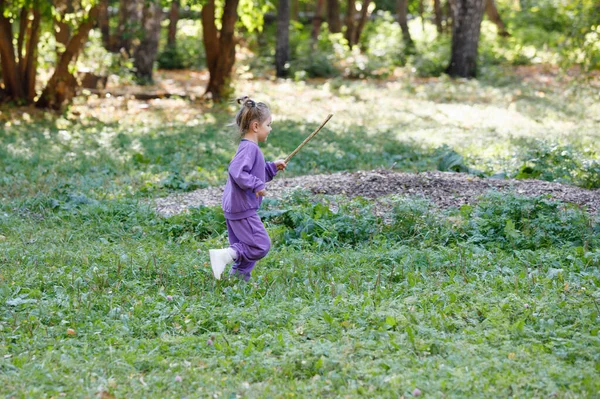 Bambina Vestita Viola Parco Cittadino Estivo — Foto Stock