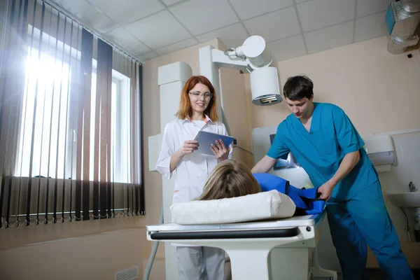 Hemşire Doktor Radyoloji Uzmanı Hastanın Röntgenini Tıbbi Muayenehanedeki Cihazdan Çekiyorlar — Stok fotoğraf