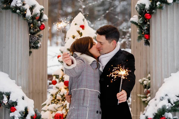 Homme Femme Aux Étincelles Embrassent Hiver Sur Fond Arbre Noël — Photo