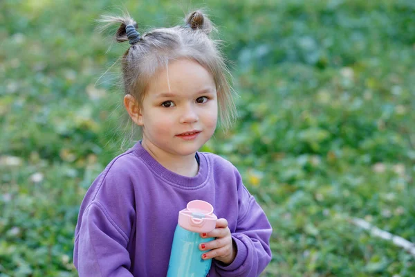 Klein Meisje Een Paars Pak Met Een Plastic Fles Een — Stockfoto