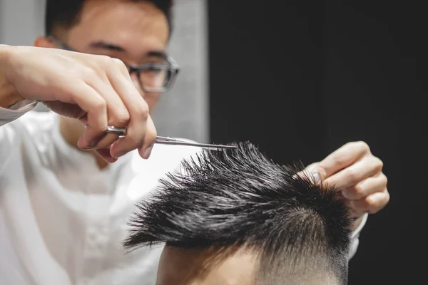 Giovane Ragazzo Parrucchiere Taglia Capelli Con Forbici Uomo Salone Bellezza — Foto Stock