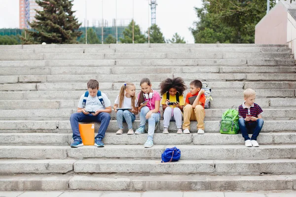 Grupo Escolares Diferentes Nacionalidades Con Ropa Colorida Sentados Escalones Piedra — Foto de Stock