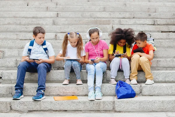 Grupo Escolares Diferentes Nacionalidades Roupas Coloridas Sentado Degraus Pedra Adolescentes — Fotografia de Stock