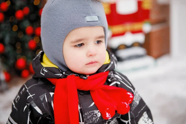 Pojke Hatt Med Pompom Vintern Utomhus Stockfoto
