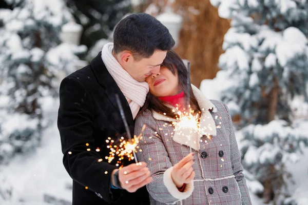 Щаслива Пара Закоханих Блискітками Цілуються Взимку Тлі Ялинки Відкритому Повітрі — стокове фото
