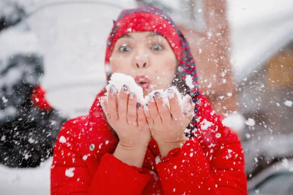 Γυναίκα Κόκκινο Φυσάει Χιόνι Από Τις Παλάμες Της Χειμώνα — Φωτογραφία Αρχείου
