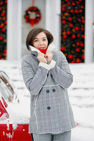 Gri Ceketli Hoş Bir Kız Evin Girişinde Noel Süsleriyle Kapının — Stok fotoğraf