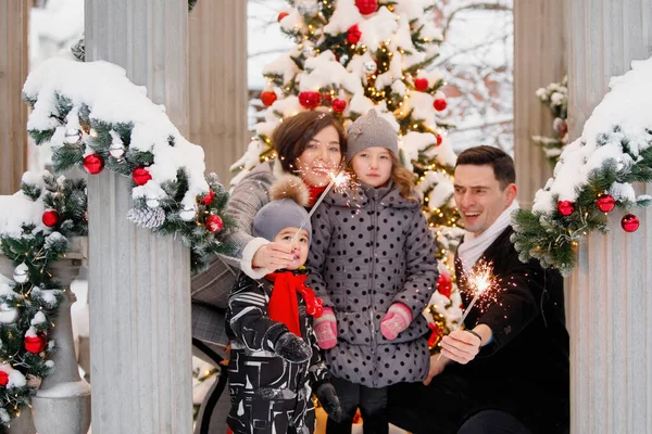 Havai Fişekli Aile Kışın Dışarıda Bir Noel Ağacının Arka Planında — Stok fotoğraf
