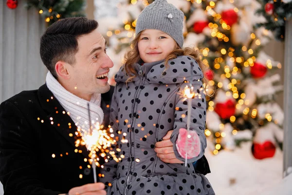 Babasıyla Genç Bir Kız Kışın Dışarıda Bir Noel Ağacının Arkasında — Stok fotoğraf