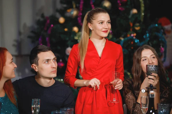Blonde Frau Rot Stößt Mit Freunden Tisch Auf Weihnachten Und — Stockfoto