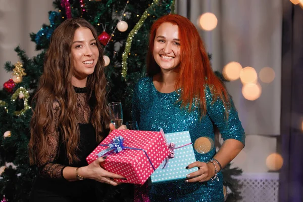 Dvě Přítelkyně Dávají Dárkové Krabice Blízko Vánočního Stromečku — Stock fotografie