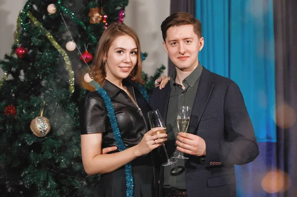 Deux Amoureux Homme Femme Félicitent Près Sapin Noël — Photo