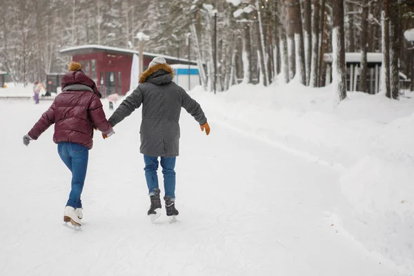 Casal Homem Mulher Pista Patinação Gelo Inverno Visão Traseira — Fotografia de Stock