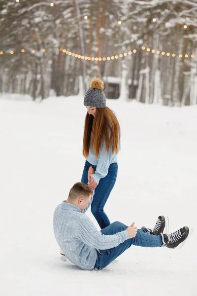 Chute Homme Pendant Entraînement Patinage Sur Glace Patinoire Hiver — Photo