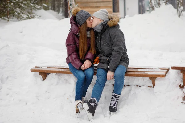 Jovem Uma Menina Estão Beijando Enquanto Estão Sentados Patins Banco — Fotografia de Stock