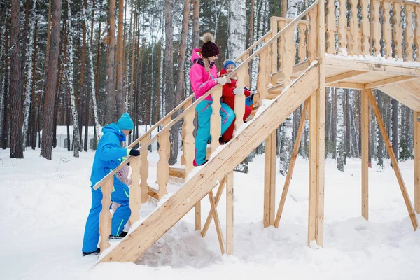 Familie Moeder Vader Kind Beklimmen Een Houten Glijbaan Winter Russisch — Stockfoto