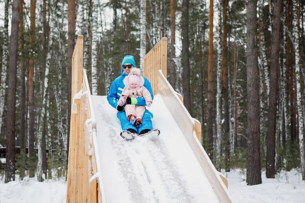 Homem Filha Estão Escorregando Deslizamento Gelo Diversão Russa Inverno Roupa — Fotografia de Stock