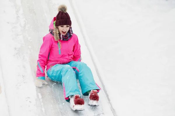 Une Femme Glisse Sur Une Colline Bois Glacé Par Une — Photo