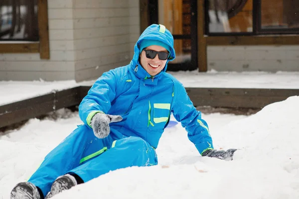 Jonge Knappe Man Met Zonnebril Gooit Sneeuwballen Winter Buiten — Stockfoto