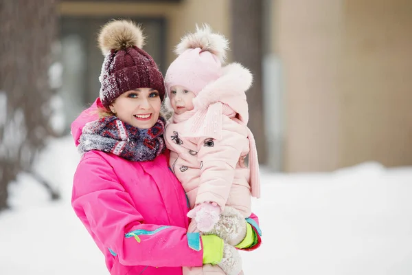 Kobieta Matka Trzyma Córkę Ramionach Śnieżnym Parku Zimie Świeżym Powietrzu — Zdjęcie stockowe