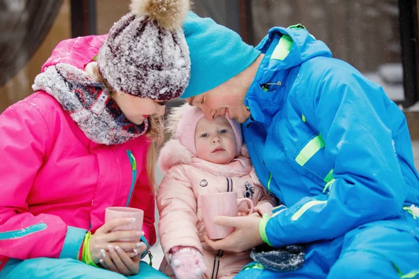 Famiglia Felice Tre Persone Con Una Tazza Caldo Inverno All — Foto Stock